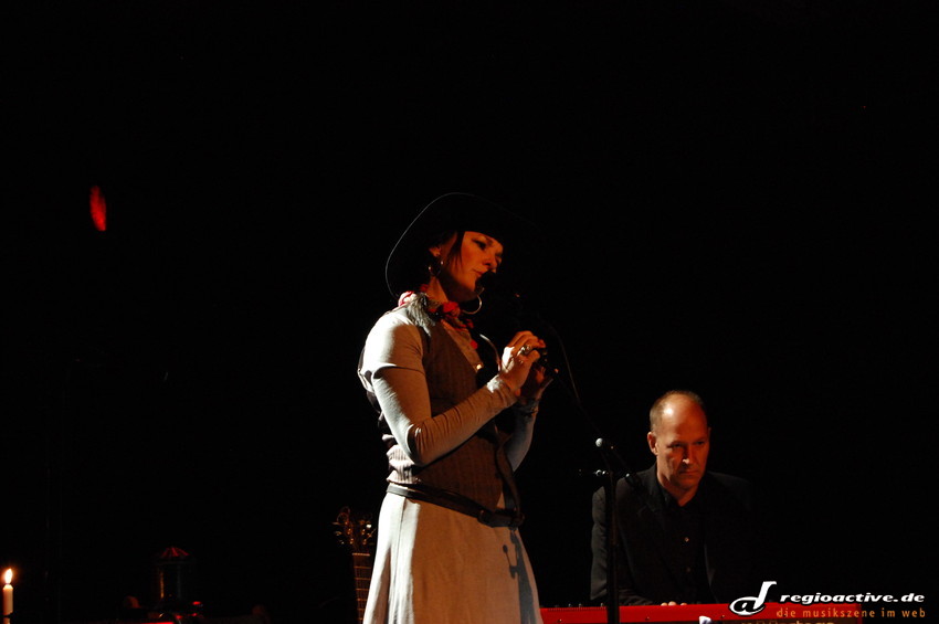 Sophie Zelmani mit ihrem musikalischen Partner Lars Halapi.