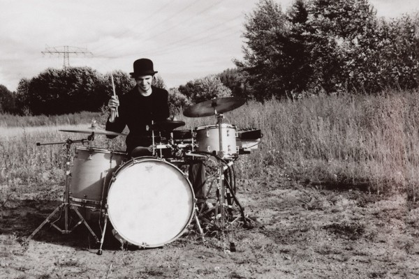 Der Schlagzeuger Sebastian Arnold fasziniert als One-Man-Band.